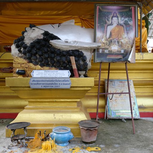 Wat Dong Mada (Mae Lao District) : Buddha Image