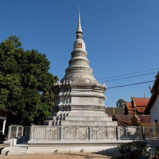 Wat Pa Phlu (Ban Hong District) : Stupa