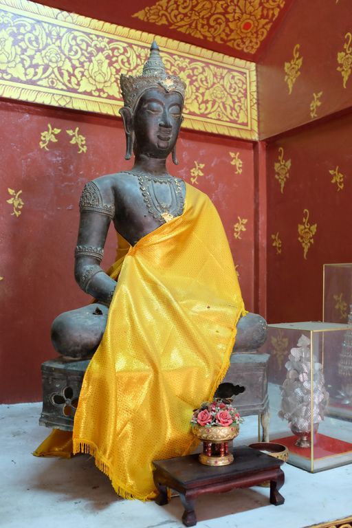 Wat Nantharam (Mueang District) : Buddha Image