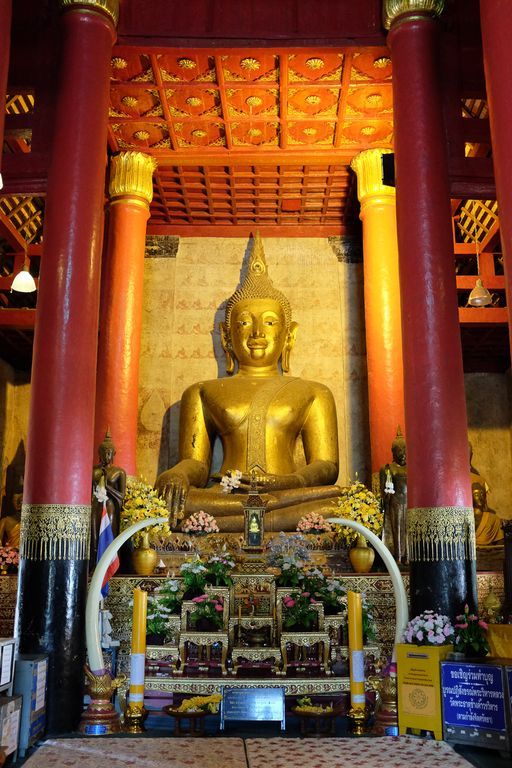 Wat Phra That Chang Kham Worawihan (Mueang District) : Buddha Image