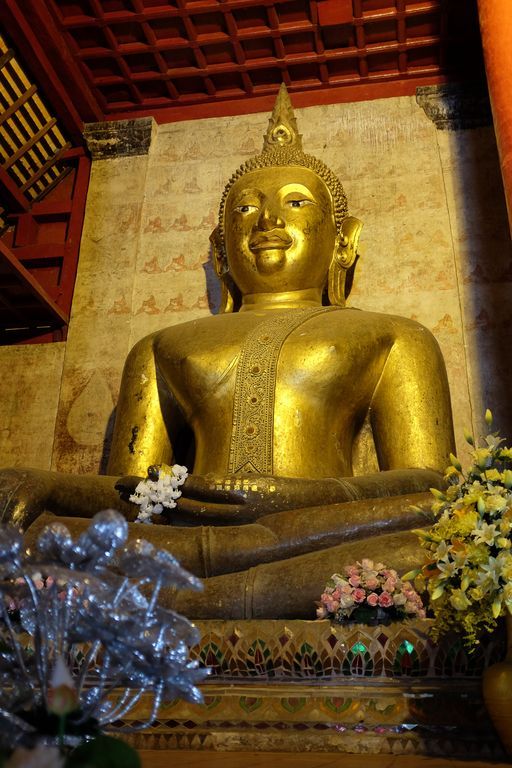 Wat Phra That Chang Kham Worawihan (Mueang District) : Buddha Image