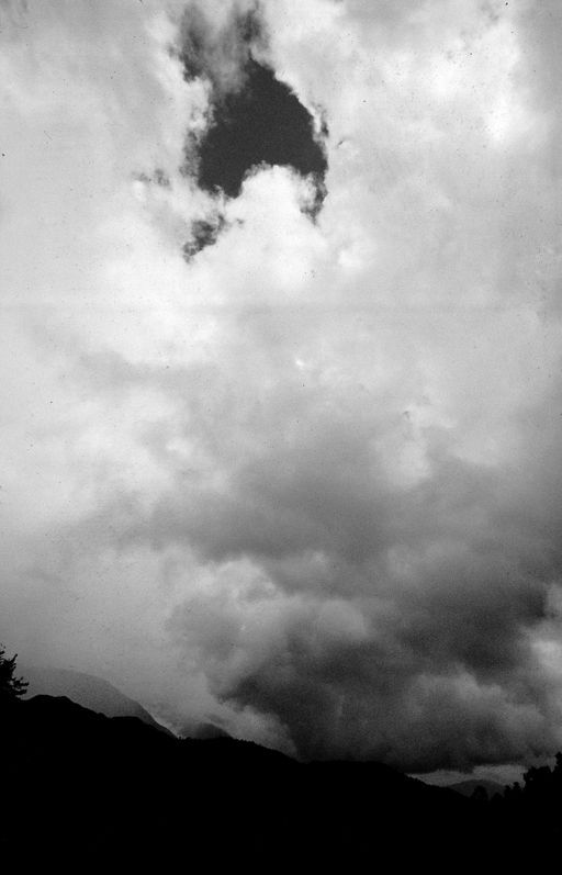 Dharamsala Dächer Wolkenhimmel Mit Loch (Kahlen_1109)