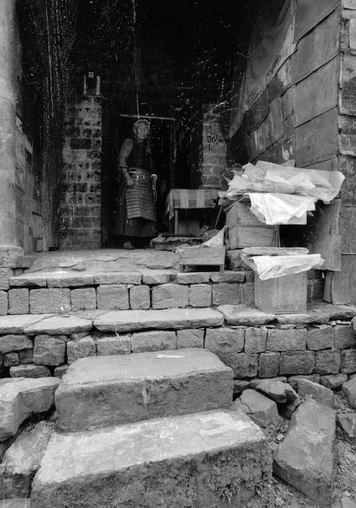 Dharamsala Nebe Tib Hauseingang (Kahlen_1153)