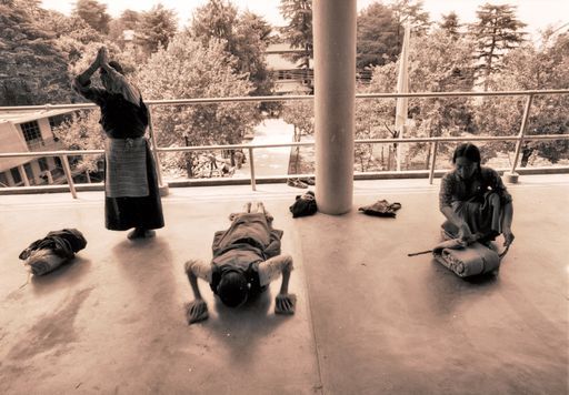 Dharamsala Niederwerfungen (Kahlen_1155)