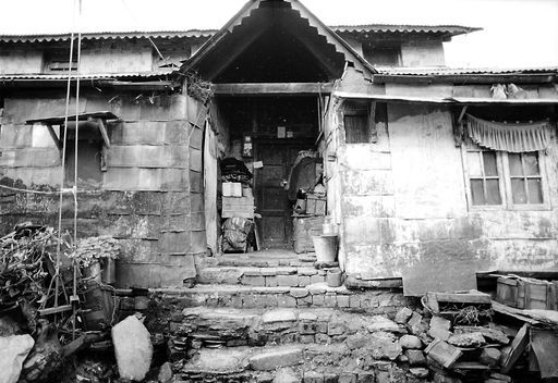 Dharamsala Tib Hauseingang (Kahlen_1163)