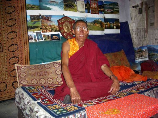 Lalung Gompa Abbott in his room (Kahlen_1686)