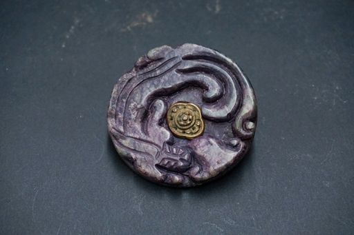 Violettes Stein Relief Drache Rund (Kahlen_4528)