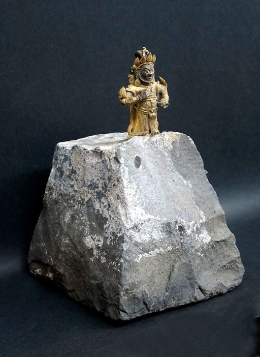 Kubera Bronze Gold Auf Fels (Kahlen_4710)