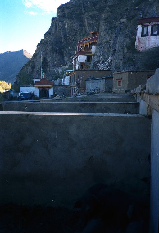 Lhasa Palaluphuk Medizinberg Schweineställe (Kahlen_0541)