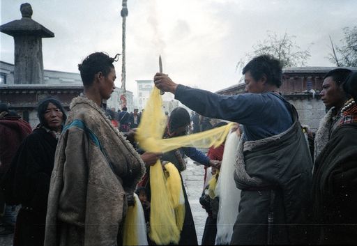 Lhasa Johkhang Pilger Katas Schneiden (Kahlen_0543)
