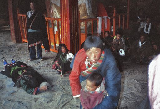 Lhasa Johkhang Wartende Pilger (Kahlen_0552)