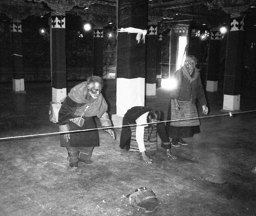 Lhasa Norbulingkha Prostrat (Kahlen_0570)