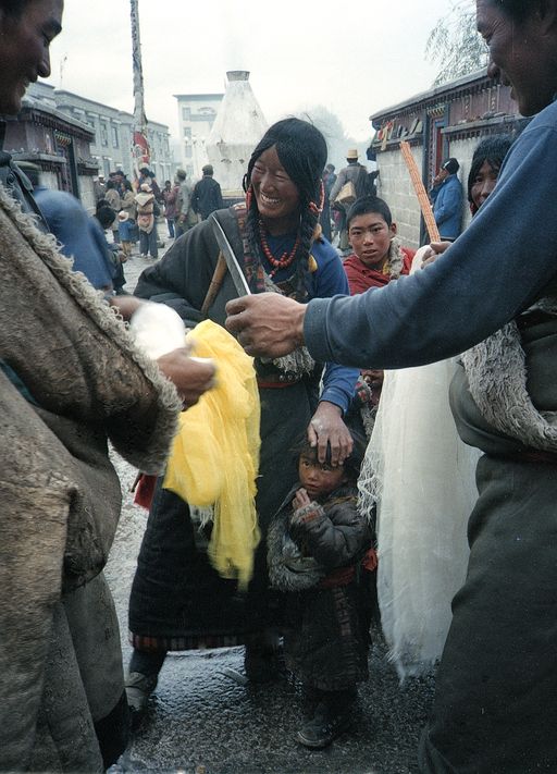 Lhasa Johkhang Pilger Katas Schneiden (Kahlen_0580)