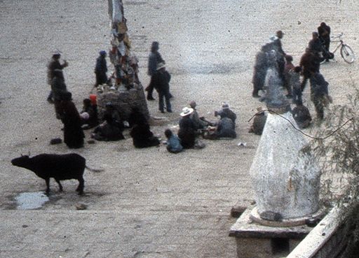 Lhasa Vorplatz Pilgergruppen Hist Stelen Detail (Kahlen_0584)