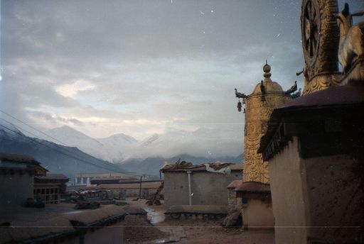 Lhasa Johkhang Dach Früh Morgen Regen (Kahlen_0631)