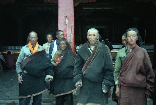 Lhasa Johkhang Pilger Männer (Kahlen_0632)