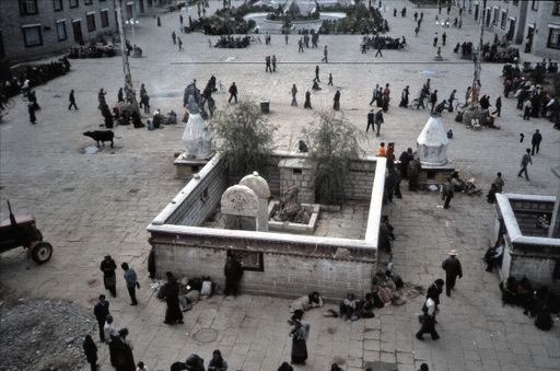 Lhasa Vorplatz Pilgergruppen Hist Stelen (Kahlen_0642)