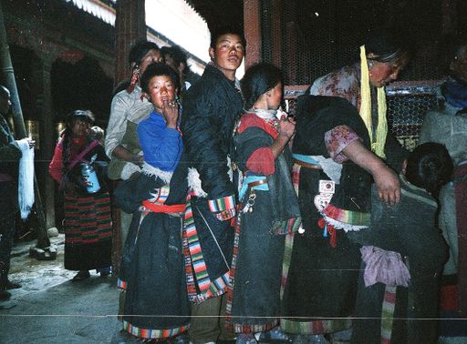 Lhasa Johkhang Pilger (Kahlen_0663)