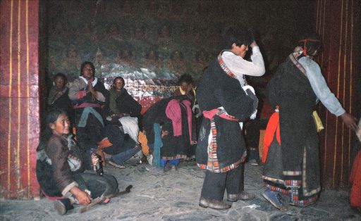 Lhasa Johkhang Wartende Pilger 2 Kopie (Kahlen_0723)