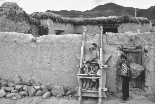 Kinder Leiter Dorfmauer©Jürgen GRIMM (Kahlen_0827)