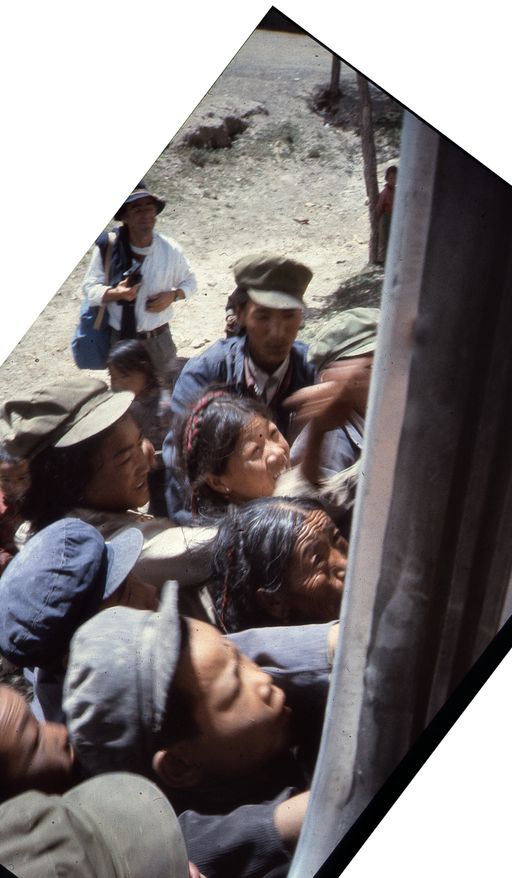 Tibet Ole Verteilt Fotos Lhatse (Kahlen_0874)