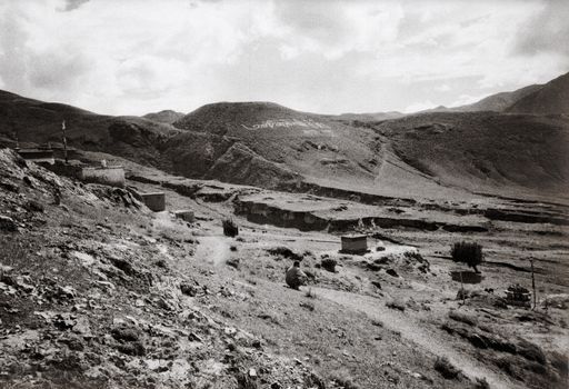 Tsedang Nonnenkloster Schrift Am Berg (Kahlen_0893)