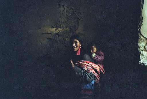 Tsurphu Frau Mit Kind Im Dunkel (Kahlen_0938)