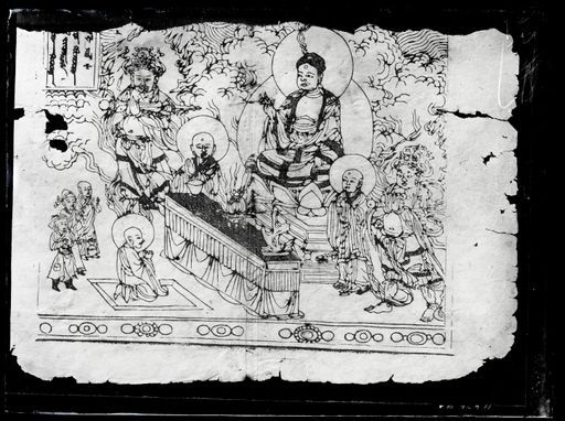 A 106: Teil des Frontispiz einer Handschrift (Blockdruck?): Buddha mit Sāriputra und Maudgalyāna und Stifterfiguren- vermutlich gehörig zur Vajracchedikā, uigurische Kartusche und auf der Rückseite mit Chinesischem Text überklebt ; vom selben Druckstock wie III 4.