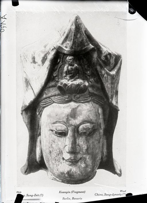 A 170: Vergleichsbild: Kopf des Avalokiteśvara (Kuanyin) mit Amitābha in der Krone, Kuanyin Fragment, Holz