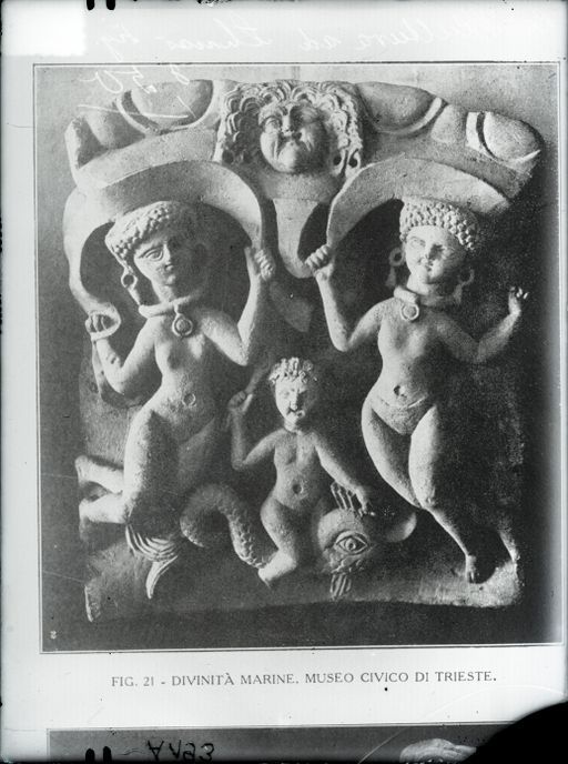 A 193: Vergleichsbild: Windgöttinnen und Wasser-Gottheit, Hoch-Relief im Museo Civio, Triest