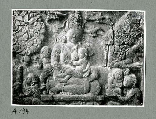 A 194: Vergleichsbild: Relief einer Göttin mit Kind aus Angkor (?)