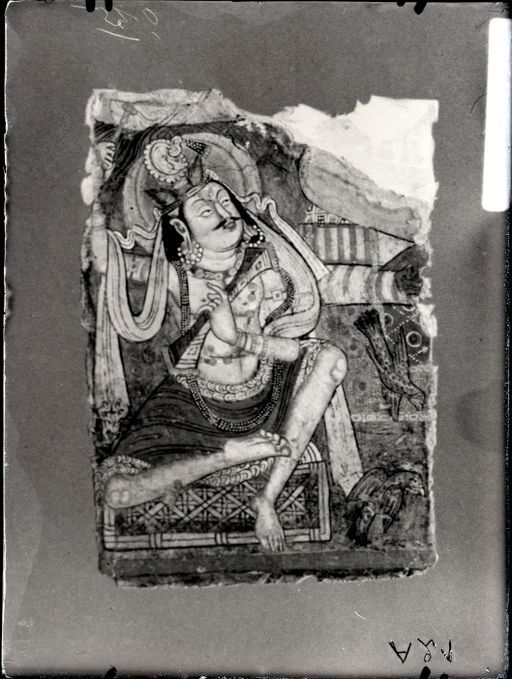 A 21: Sitzender Vajrapāṇi und 2 Falken am Thron des Buddha ; Teil einer Predigtszene