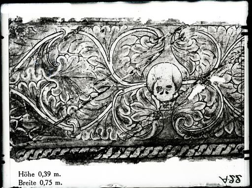 A 22: Akanthusfries mit Schädel