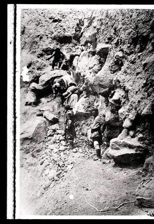 A 267: Fremdfoto: Lastenträger auf felsigem Pfad vermutlich Foto von Aurel Stein