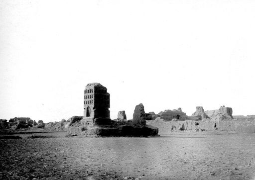 A 308: Blick von Südosten auf den schmalen Pfeilertempel mit Buddhanischen, rechts dahinter die Reste der Zitadelle