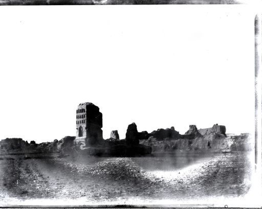 A308: Blick von Südosten auf den schmalen Pfeilertempel mit Buddhanischen, rechts dahinter die Reste der Zitadelle (A_308_Kho_W.jpg)