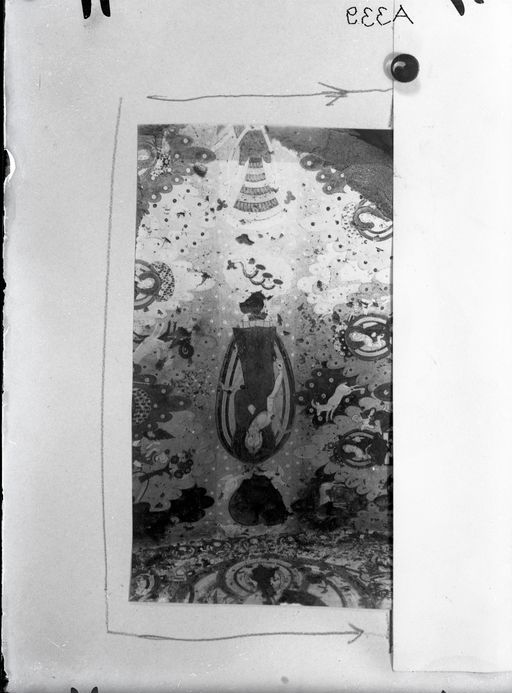 A 339: Detail einer Deckenmalerei: Himmelskörper und Buddha, Wolken und Garuḍa zwischen Berglandschaften mit predigenden Buddhas
