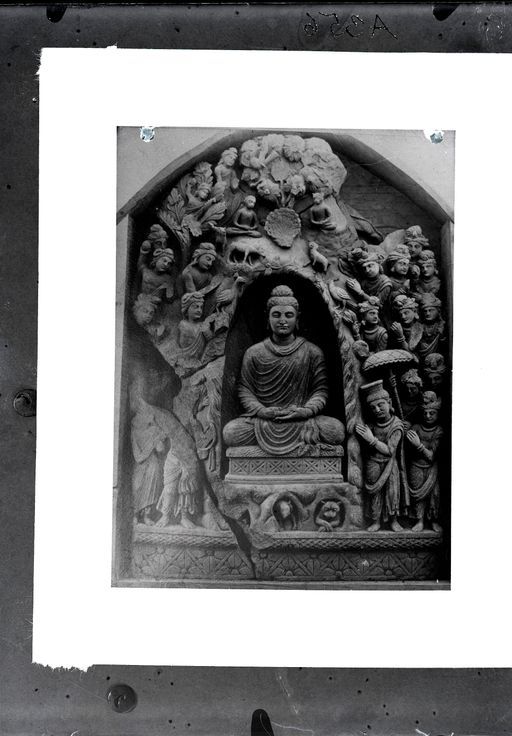 A 356: Vergleichsbild: Gandhāra-Relief: Buddha meditiert in der Indraśailagūhā