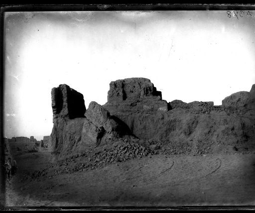 A 378: Tempel mit zentraler Buddhanische und Mauer im Hintergrund