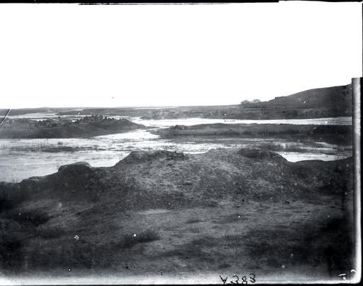 A 383: Reste von Tempelgruppen an den Ufern des Sees