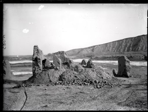 A 385: Grabungsarbeiten an einem Stūpa-Tempel