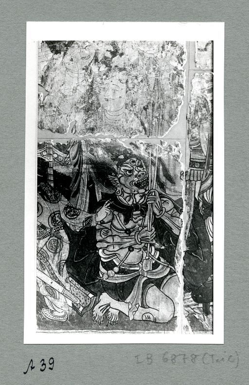 A39: Szene aus der Erzählung vom Ausritt des Fürsten: kniender Dämon zu Füßen eines Weltenhüters (rechts) (A_39_IB_6878_Teil__pos.jpg)