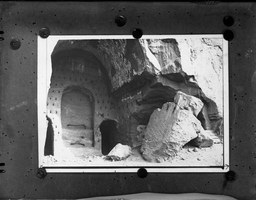 A 405: Blick in eine Kulthöhle mit einem herabgestürzten Felsen