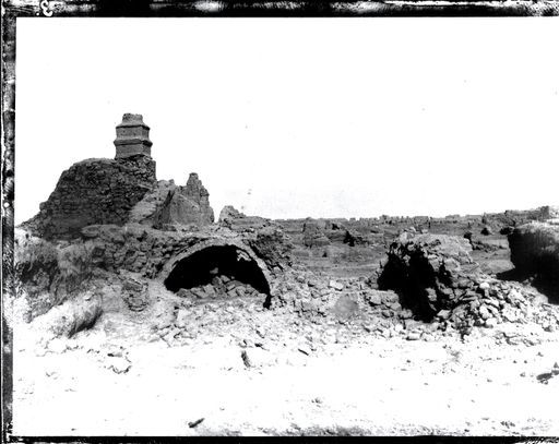 A 416: Blick von Süden auf einen Gewöberaum und dahinter den Tempel γ sowie in der Ferne Tempel P vor der Stadtmauer.