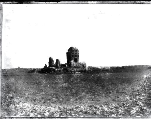 A 419: Ansicht von Tempel W vor den Mauern der sogenannten Zitadelle und in der Ferne rechts der westlichen Stadtmauer.