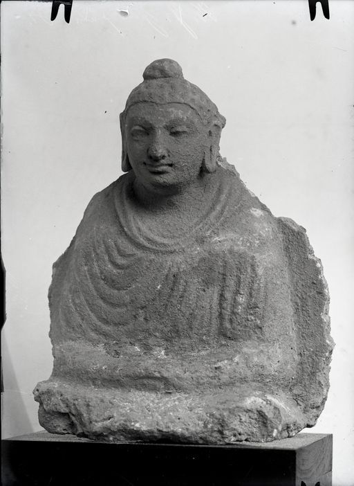 A 421: Oberer Teil der Skulptur eines sitzenden und meditierenden Buddha mit abgebrochenem Nimbus ; Frontalansicht von A 422