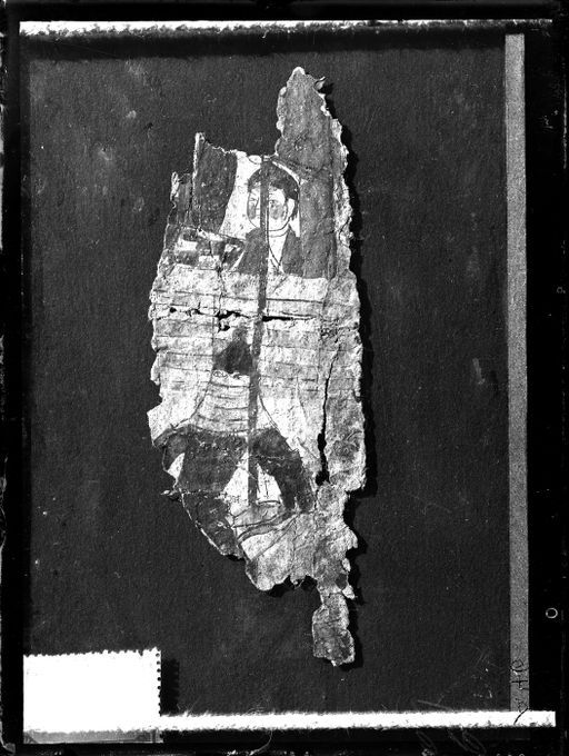 A 46: Papiermalerei - Fragment einer uigurischen Schriftrolle: Gewappneter in Plättchen-Rüstung und Ringkragen, dahinter über einer Brüstung (?) Mantelträger und Oberkörper einer kleinen Frau (?)