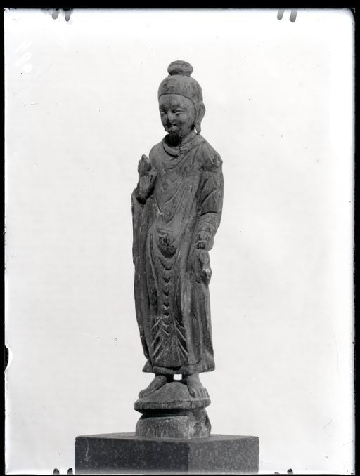 A 468: Hölzerne Statuette eines stehenden Buddha mit hohem Krobylos und in Abhayā-Haltung