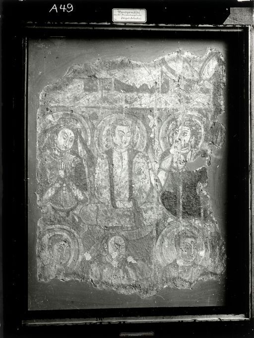 A49: Gerahmtes Bild: Teil von Reihen von Mönchen und Laien ; In der Mitte ein Mönch daneben 2 Frauen (?), alle mit Nimbus ; unten: Person ohne Nimbus, daneben zwei Mönche oder Nonnen mit Nimbus ; chinesische Schriftzeichen (A_49a_III_6874.jpg)