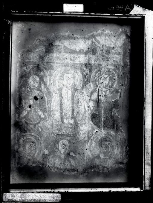 A49: Gerahmtes Bild: Teil von Reihen von Mönchen und Laien ; In der Mitte ein Mönch daneben 2 Frauen (?), alle mit Nimbus ; unten: Person ohne Nimbus, daneben zwei Mönche oder Nonnen mit Nimbus ; chinesische Schriftzeichen (A_49a_III_6874_2.jpg)